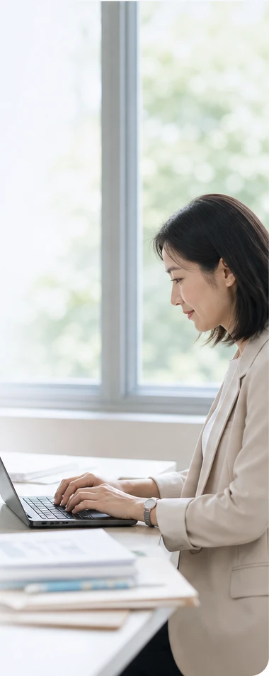 班主任在窗边使用电脑整理记录，AI 生成示意